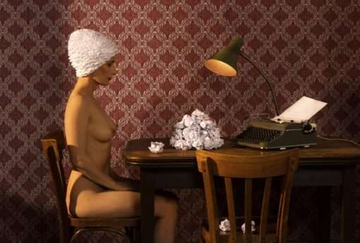 Horst Kistner The Paper Rose ist eine inszenierte Fotografie. Eine nackte Frau sitzt an einem Tisch, vor ihr ein Haufen zerknüllter Papiere. Dahinter steht eine Schreibmaschine mit einem unbeschriebenen Blatt. Die Frau trägt eine weiße Badekappe, deren wellenförmige Aplikationen an die zerknüllten Papiere erinnern.