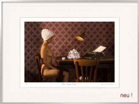 Die Fotografie von Horst Kistner The Paper Rose ist eine erotische Fotografie von hoher Sinnlichkeit. Eine nackte Frau sitzt an einem Tisch mit zerknülltem Papier und einer Schreibmaschine.