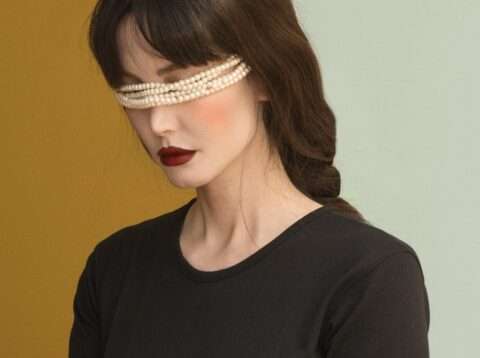 Somy Saman A room of ones own zeigt im Detail 1 wie über ihre Augen mehrere Reihen weißer Perlen gelegt sind. Dies ist ein Akt der symbolischen Verschleierung, der gleichzeitig Schmuck und Einschränkung darstellt.