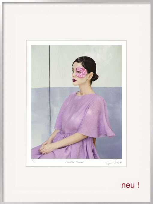 Auf der Fotografie von Somy Samani Isolated flower trägt die Künstlerin auf einer Gesichtshälfte zart arrangierte pinkfarbene Blütenblätter – wie eine florale Maske, wie eine zweite Haut.