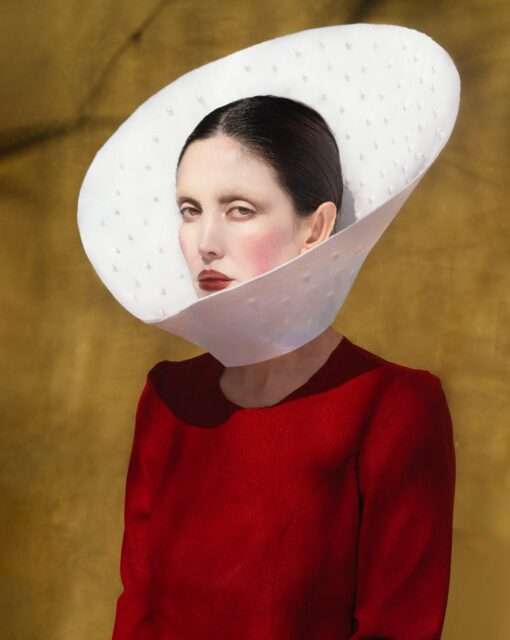 Somy Samani schafft mit Screened ein kraftvolles und selbstbewusstes Porträt einer iranischen Frau. Dominiert wird das Bild jedoch von einem übergroßen, weißen Halsschmuck, der sich wie ein Kragen oder eine isolierende Membran um ihren Hals und das Gesicht legt. Die Bedeutung des Begriffs Abschirmen ist kongenial umgesetzt.