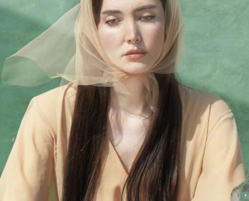 Die Somy Samani Summer noon Fotografie zeigt im Detail 2 einen Schleier. Dieser ist ein zentraler Bestandteil des Bildes und verweist auf die staatlich verordnete Kopfbedeckung im Iran, wird hier jedoch nicht als politisches Statement, sondern als ästhetisches und emotionales Element verwendet.