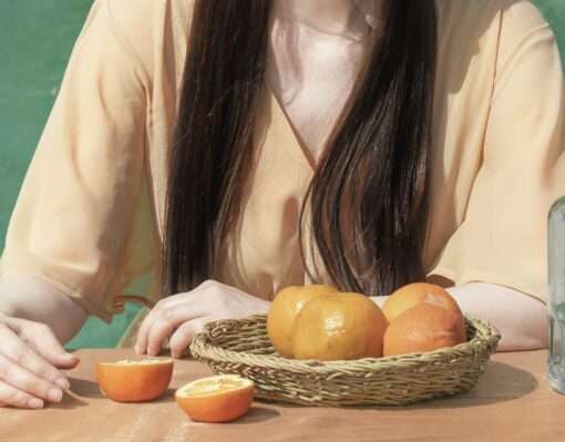 Im Detail 3 der Fotografie von Somy Samani mit dem Titel Summer noon sieht man Orangen, die wie ein Symbol wirken, das für das Leben steht, das in der iranischen Wirklichkeit jedoch nicht genossen werden kann.