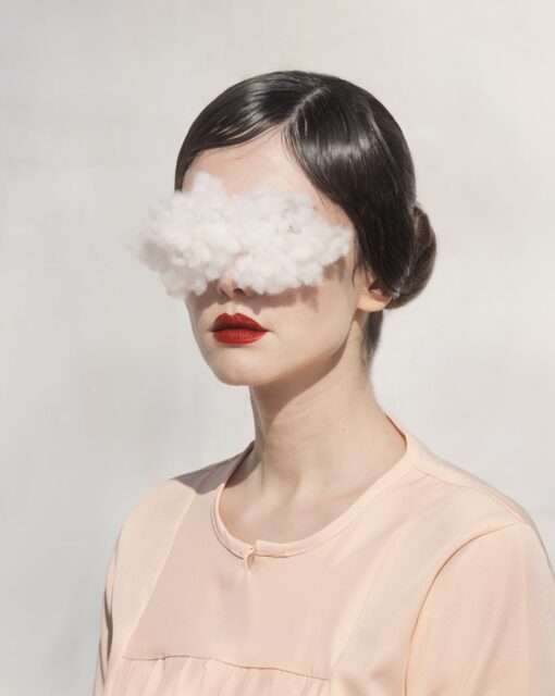 Somy Samani The invisible eyes Fotografie ist eine künstlerische Darstellung einer Frau mit durch eine weiße Wolke verhüllten Augen. Dieses Selbstporträt der Künstlerin ist ein kritisches Bild zur Lage der Frauen im Iran