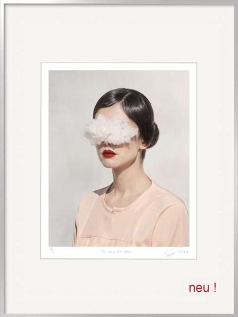 Somy Samani The invisible eyes Fotografie ist ein inszeniertes Selbstporträt der iranischen Künstlerin Somy Samani mit wolkenartiger Verdeckung der Augen – Symbol für Unsichtbarkeit, Selbstzensur und weibliche Identität im Iran.