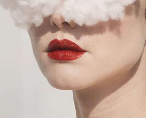 Somy Saman The invisible eyes Fotografie ist eine symbolträchtige Darstellung einer Frau mit von Wattewolken verdeckten Augen – thematisiert Zensur, Unsichtbarkeit und weibliches Selbstbild in repressiven Gesellschaften.