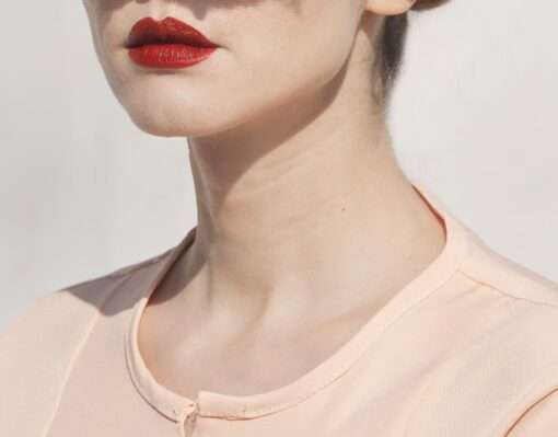 Somy Samani The invisible eyes Fotografie ist das Porträt einer Frau mit roten Lippen und rosa Bluse, deren Augen von einer weißen Wolke verdeckt sind – inszenierte Fotografie The Invisible Eyes der iranischen Künstlerin Somy Samani über weibliche Identität, Verschleierung und Selbstbild.