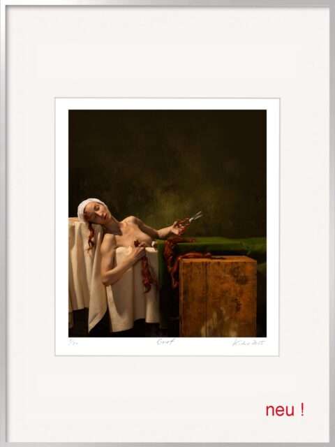 Die Fotografie von Horst Kistner mit dem Titel Grief ist außergewöhnlich. Eine nackte Frau liegt in der gleichen Position in einer Wanne, wie Marat auf dem Gemälde von David "Der Tod des Marat".