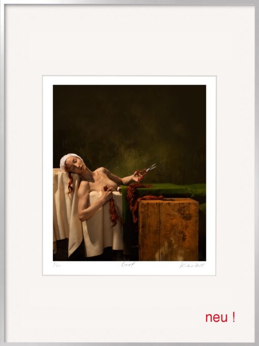 Die Fotografie von Horst Kistner mit dem Titel Grief ist außergewöhnlich. Eine nackte Frau liegt in der gleichen Position in einer Wanne, wie Marat auf dem Gemälde von David "Der Tod des Marat".