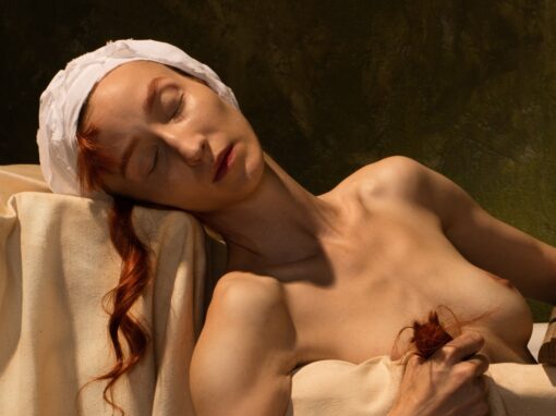 Dieses faszinierende Detail zeigt das Porträt der in der Wanne liegenden Frau der Fotografie von Horst Kistner mit dem Titel Grief.