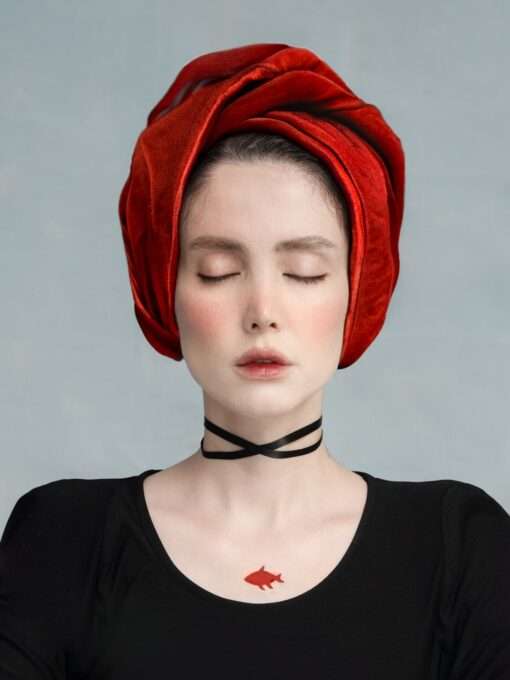 Somy Samani – Lady in Red ist eine Fotografie der Iranischen Künstlerin. Sie wirkt auf den ersten Blick wirkt wie eine normale Porträtaufnahme. Formal ruhig: eine junge Frau mit geschlossenen Augen, das Gesicht bleich, fast maskenhaft, umhüllt von einem roten Tuch. Doch die Ruhe täuscht.