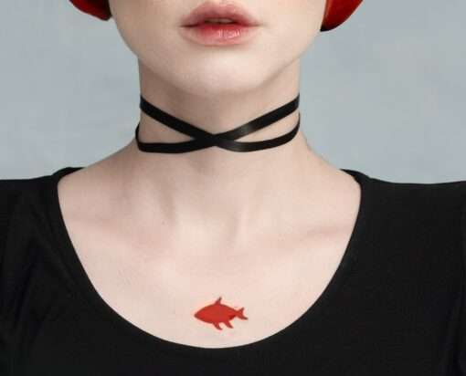 Somy Samani – Lady in Red Detailaufnahme imt Fisch.