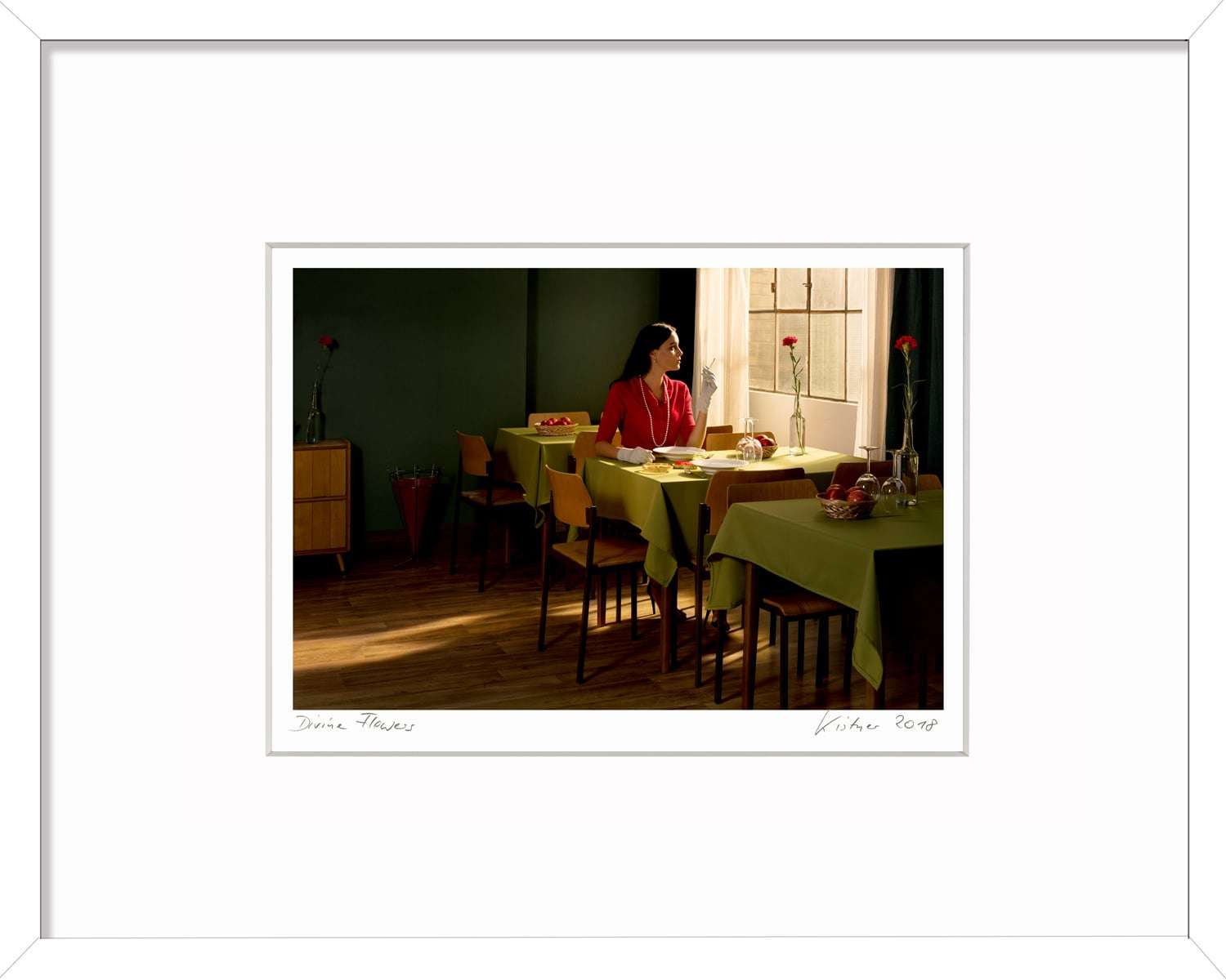 Horst Kistner Kleines Kunst Geschenk ist eine atmosphärische Fotografie. Eine Frau blickt nachdenklich aus dem Fenster, roter Akzent durch Kleid und Blume – Divine Flowers“. Das ideale Geschenk zu einem Abschied von Freundinnen, Kollegen und der Liebsten.