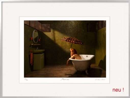 Melancholische Fotografie Monsun – Frau in Badewanne mit Regenschirm von Horst Kistner