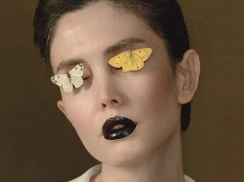 Iranische Künstlerin Somy Samani mit Schmetterlingen vor den Augen ist ein starkes Symbol der Sehnsucht nach Freiheit. Die Fotografie Weightless ist ein Sinnbild der Sehnsucht nach Leichtigkeit.