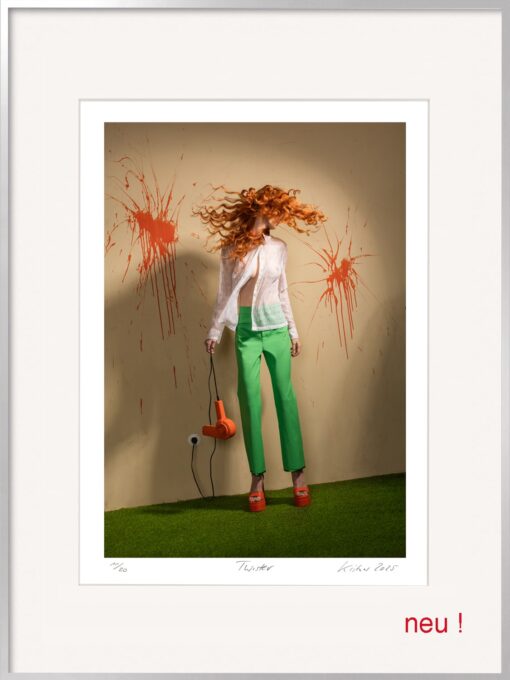 Vintage Fotografie der 70er Jahre von Horst Kistner Twister Fotografie ist ein ideales Geschenk für modebewusste und ein wenig verrückte Frauen, die Farbe mögen. Dieses Bild ist Action Painting in der Fotografie