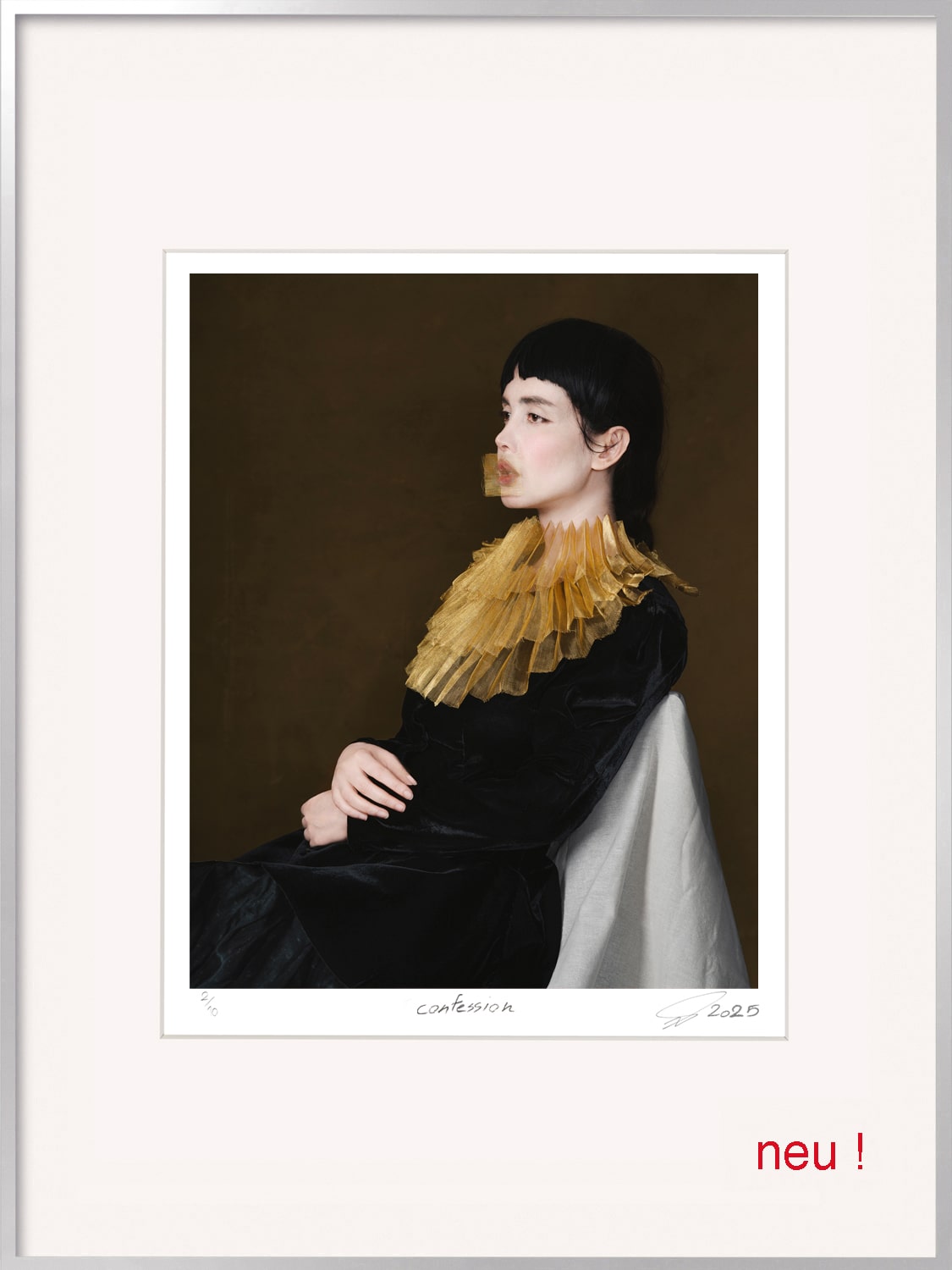 Das Porträt einer Frau mit goldener Halskrause ist ein Selbstbildnis der Künstlerin Somy Samani und ein symbolischer stiller Protest der zeitgenössischen iranischen Künstlerin.