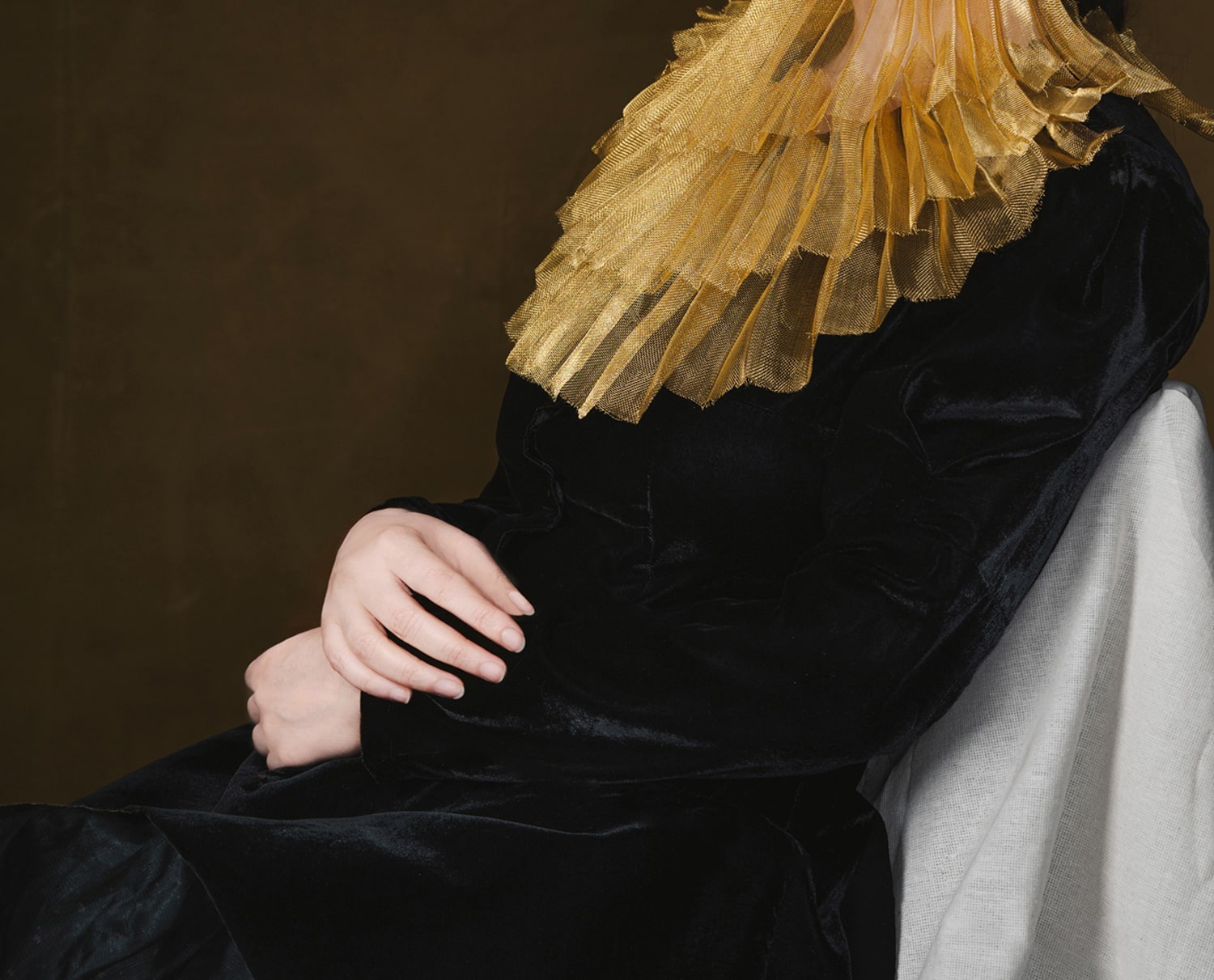 Ausschnitt aus Somy Samanis Confession – Hände der Frau im schwarzen Samtkleid, goldene Struktur am Hals, poetische Darstellung stiller Unterwerfung und innerer Stärke.