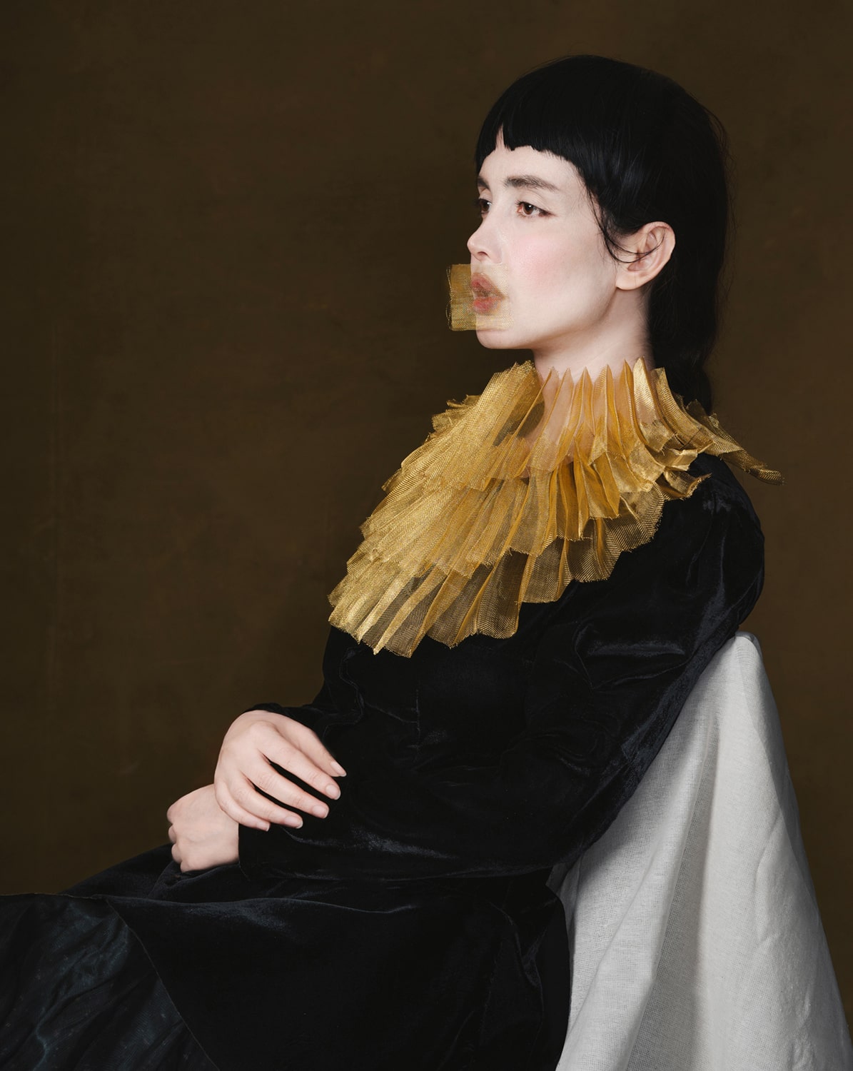 Fotografie Confession von Somy Samani – Porträt einer Frau mit goldener Halskrause, symbolischer stiller Protest, zeitgenössische iranische Kunst