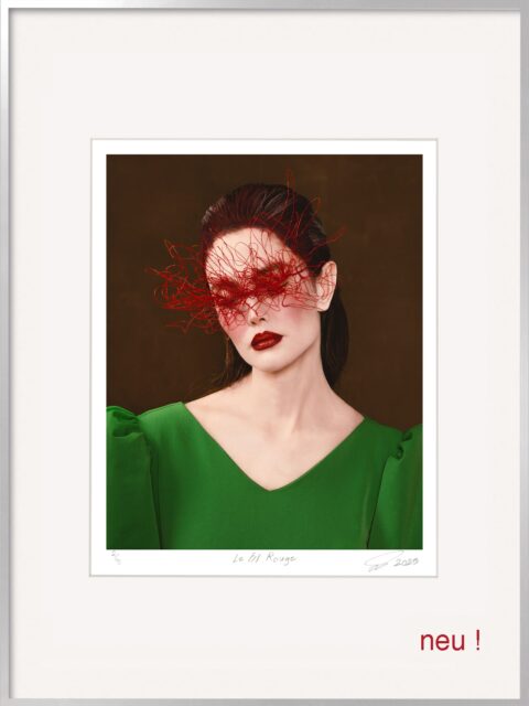 Somy Samani Le Fil Rouge Fotografie 60 × 80 cm im neuen Aluminiumrahmen – Kunstfotografie mit rotem Fadengeflecht vor den Augen und grünem Kleid.