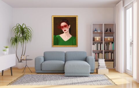 Somy Samani Le Fil Rouge Fotografie in goldenem Rahmen über einem Sofa in modernem Wohnzimmer – Kunstwerk mit rotem Fadengeflecht vor dem Gesicht einer Frau im grünen Kleid.