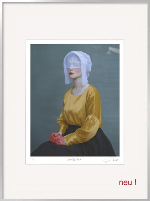 Mittelformatige limitierte Fotografie „Confidential“ von Somy Samani, sitzende Frau mit Gesichtsverschleierung und blutrot gefärbten Händen, 60 × 80 cm, Aluminiumrahmen silber
