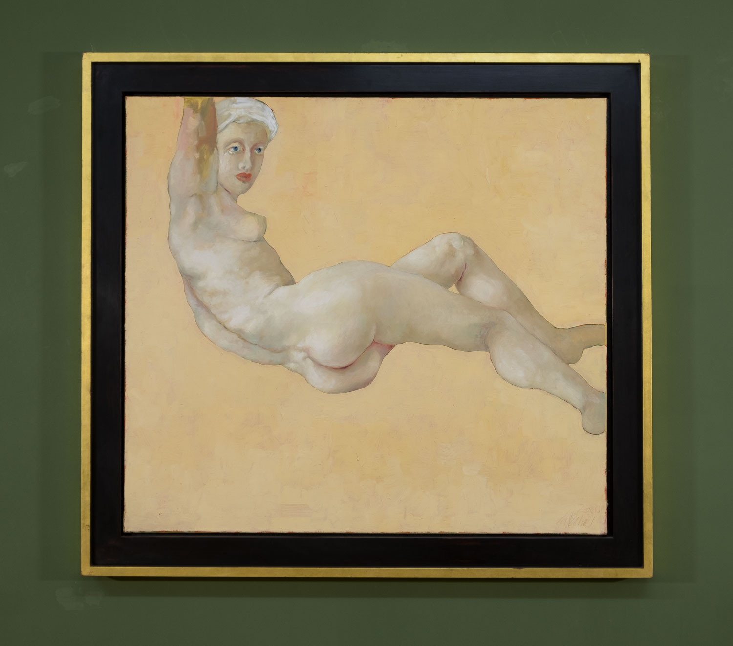 Ölgemälde Liegende nach Pontormo von Thomas Gatzemeier, 2000, in schwarzem und goldfarbenem Rahmen an grüner Wand präsentiert, Querformat 90 x 100 cm