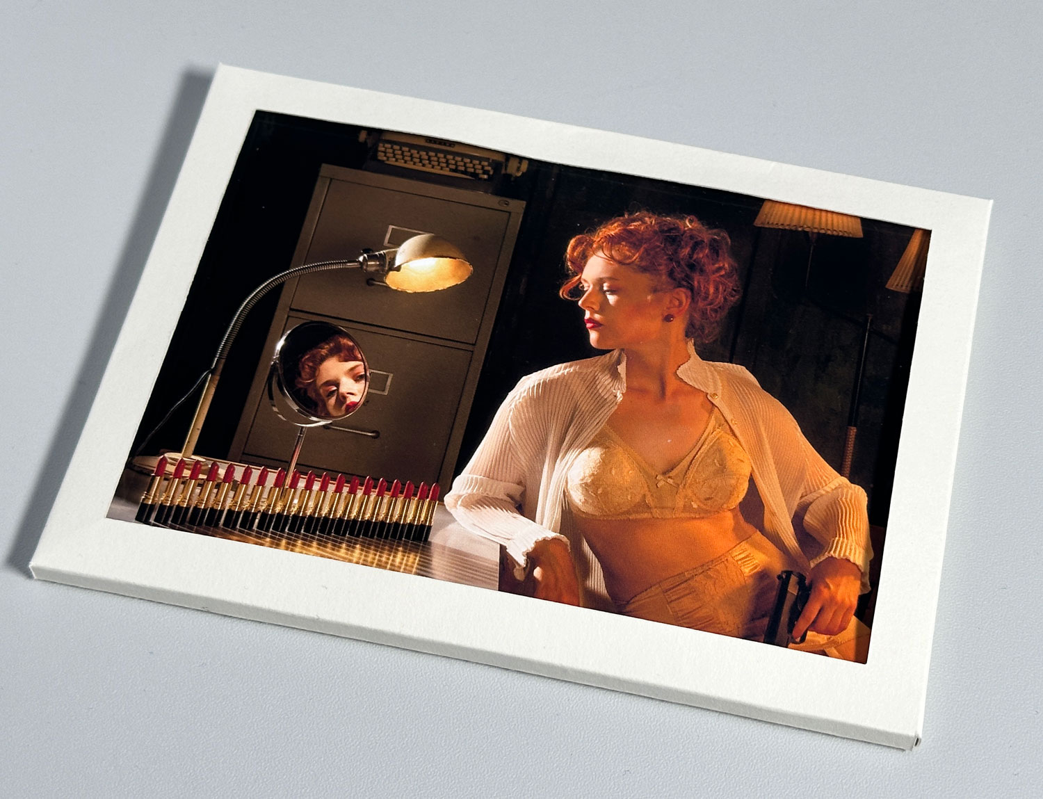 Sammelmappe mit 10 erotischen Postkarten von Horst Kistner, inszenierte Fotografie mit Frau am Schreibtisch, warmes Licht, Lippenstifte und Spiegel als Bildelemente
