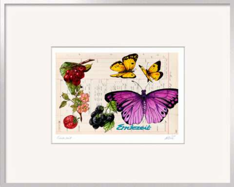Kleines Kunstgeschenk „Erntezeit“ von Thomas Gatzemeier mit violettem Schmetterling, gelben Faltern, Brombeeren, Erdbeere und roten Beeren auf historischem Kontobuchpapier im silbernen Aluminiumrahmen.