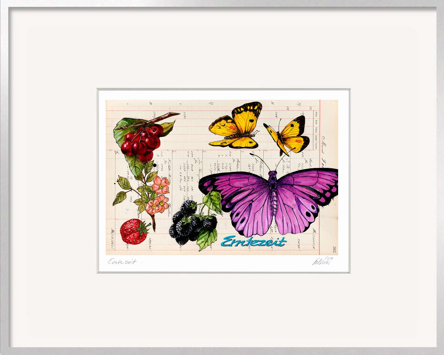 Kleines Kunstgeschenk „Erntezeit“ von Thomas Gatzemeier mit violettem Schmetterling, gelben Faltern, Brombeeren, Erdbeere und roten Beeren auf historischem Kontobuchpapier im silbernen Aluminiumrahmen.