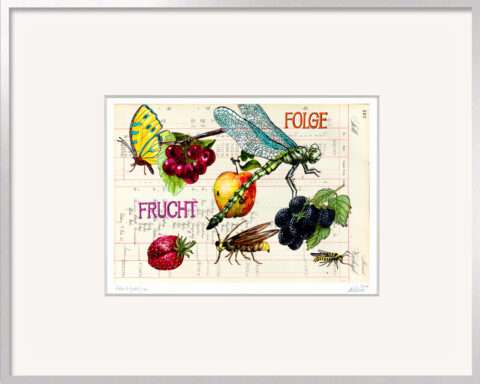 Kleines Kunstgeschenk „Fruchtfolge“ von Thomas Gatzemeier mit Libelle, gelbem Schmetterling, Brombeeren, Kirschen, Erdbeere und Apfel auf historischem Kontobuchpapier im silbernen Aluminiumrahmen.