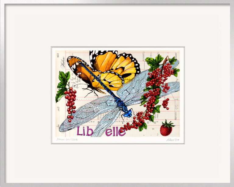 Kleines Kunstgeschenk „Johannisbeerlibelle“ von Thomas Gatzemeier mit blauer Libelle, gelbem Schmetterling, roten Johannisbeeren und Erdbeere auf historischem Kontobuchpapier im silbernen Aluminiumrahmen.