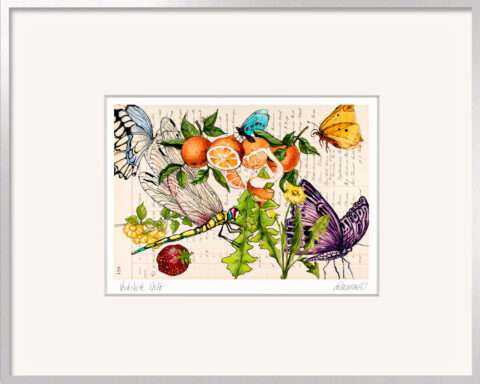 Kleines Kunstgeschenk „Verkehrte Welt“ von Thomas Gatzemeier mit Schmetterlingen, Libelle, Orangen, Erdbeere und Löwenzahnblättern auf historischem Kontobuchpapier im silbernen Aluminiumrahmen.