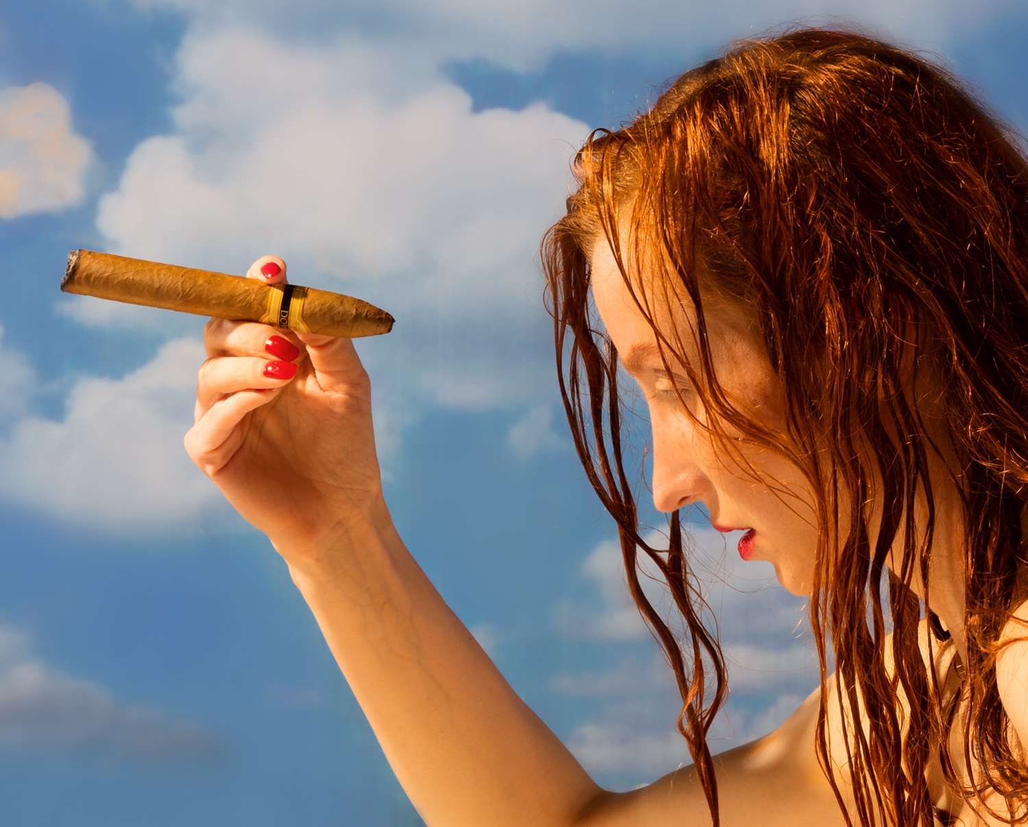 Gesenkter Blick, nasses Haar und erhobene Hand mit Zigarre vor Wolkenhimmel – Detail einer Fotografie von Horst Kistner.